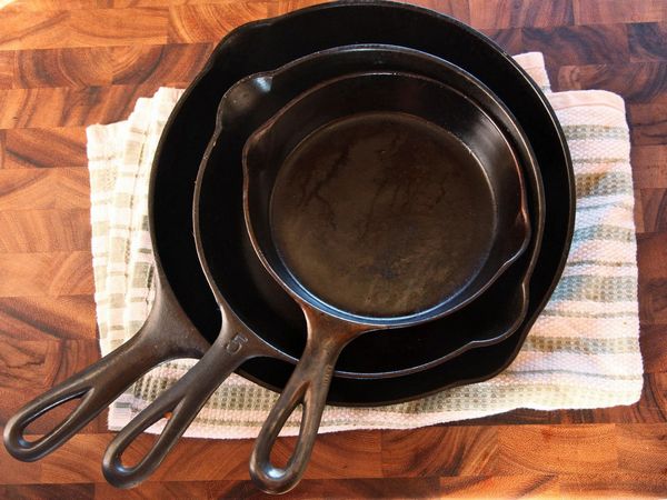 В чём преимущества сковороды из чугуна и как её выбирать? небольшое искривление, царапина, трещина, ямка